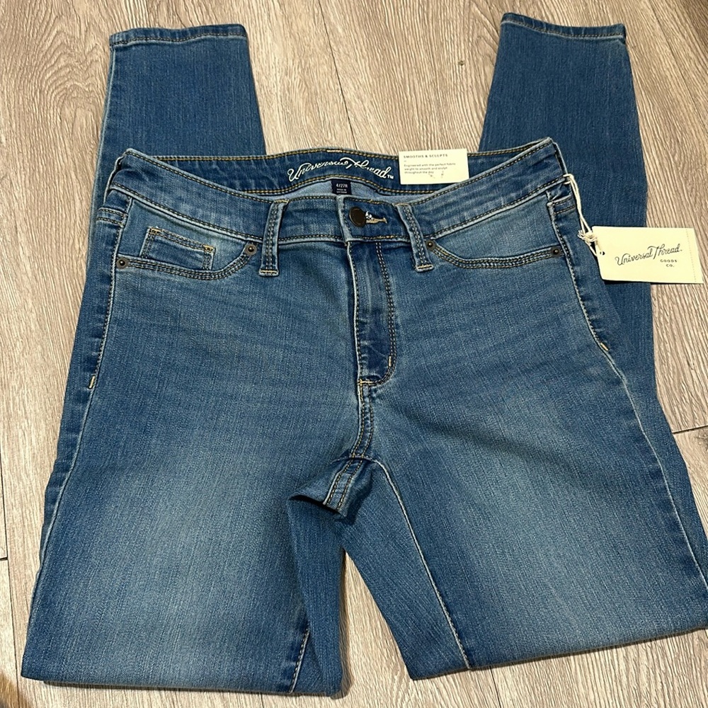 Brand new women’s jeans- mid rise jegging size 4!